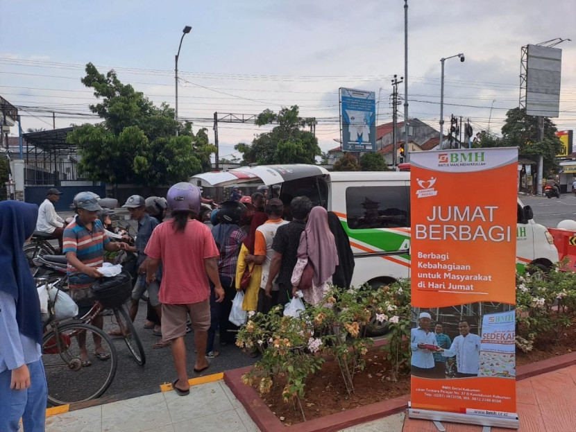 BMH Hiasi Ramadhan dengan Program “Takjil on The Street” di Kebumen